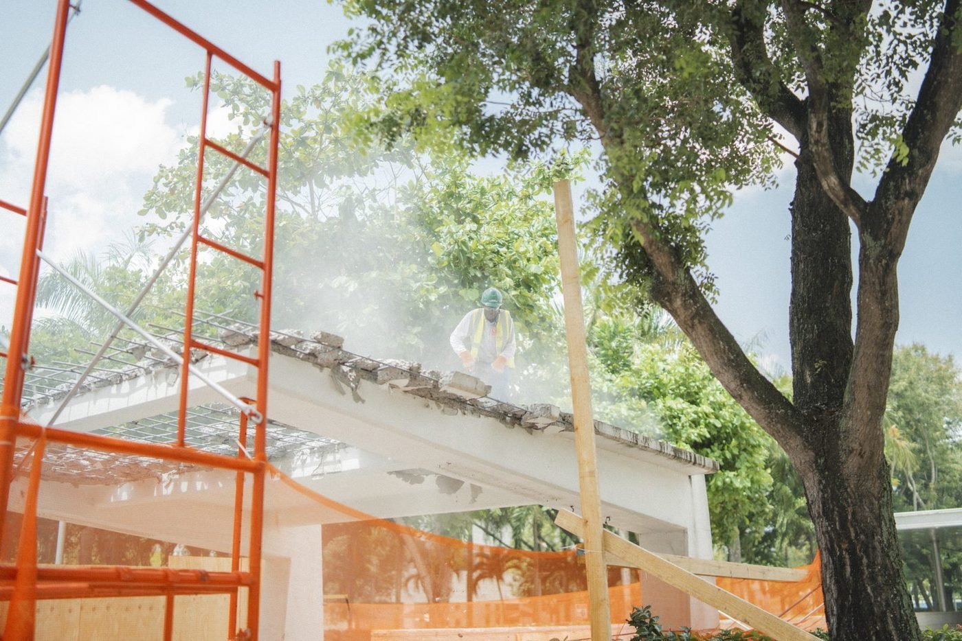 La estructura, antes de caer