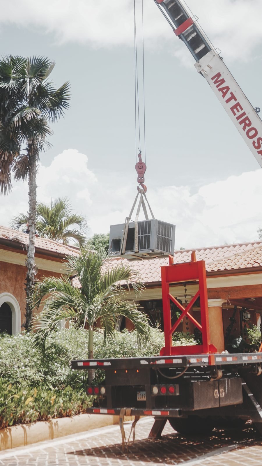 La grúa sobre la residencia