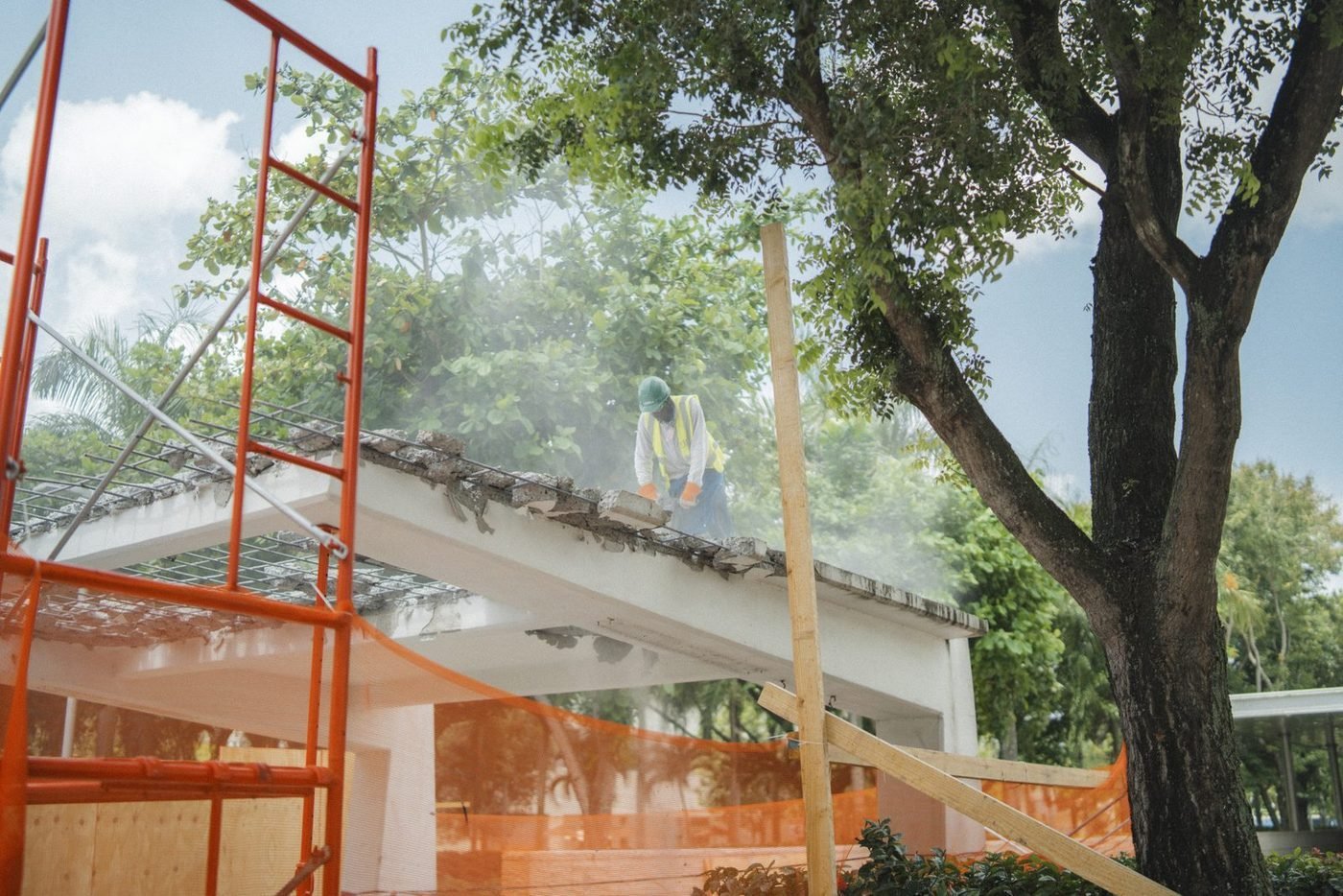 Andamios sobre la estructura a demoler