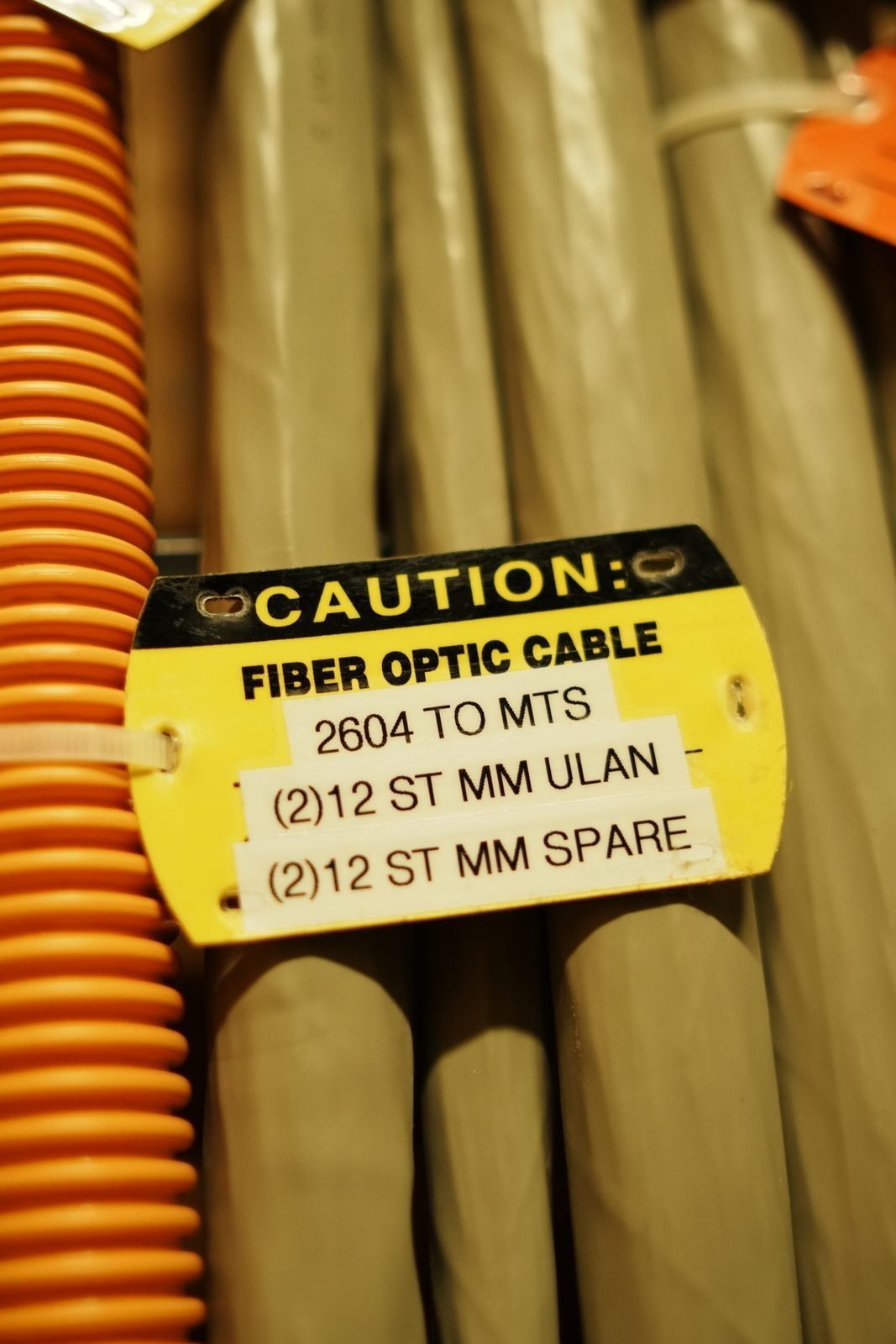 Canalización de fibra óptica, identificada