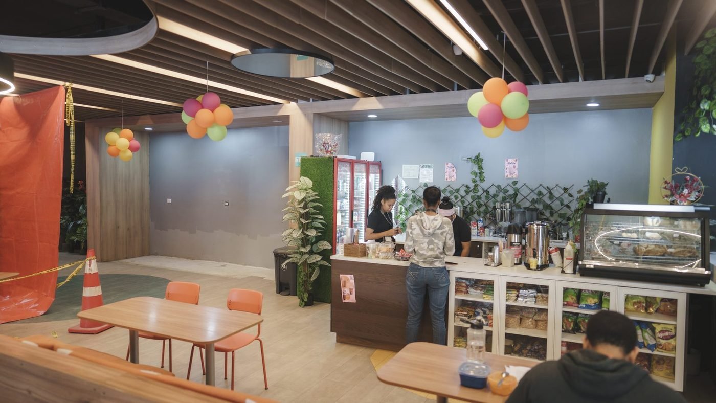 La cafetería en uso