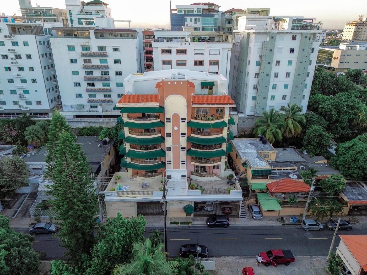 El edificio en su calle