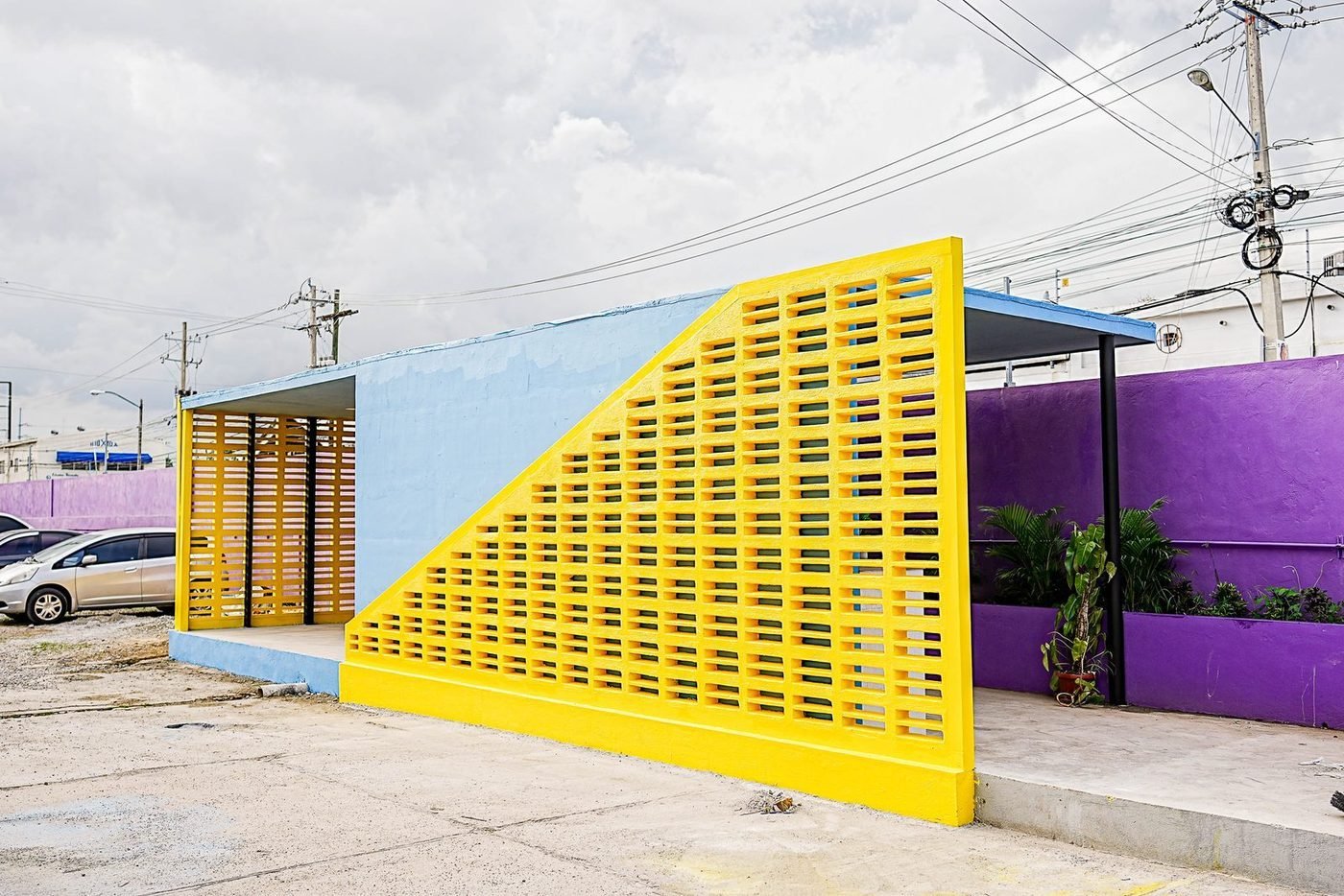 La celosía amarilla desde la calle